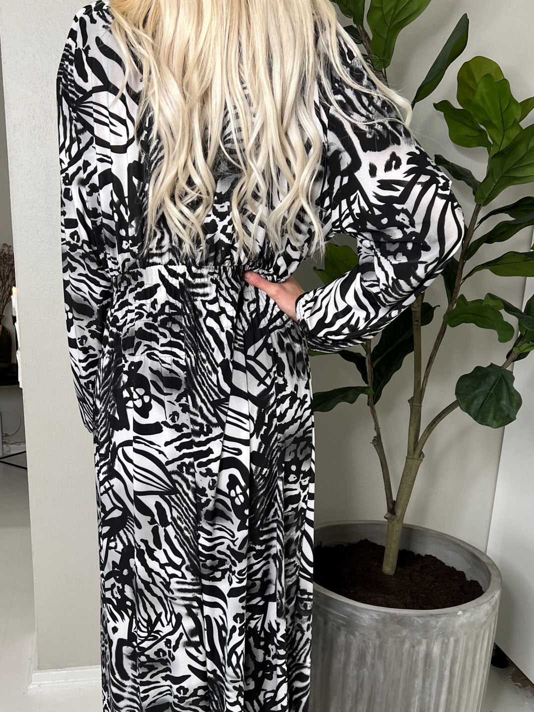 Pams Long Sleeve - Lång stretchig klänning i rynkfritt tyg i stora storlekar